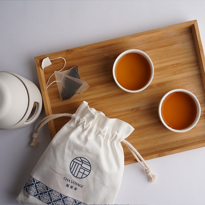 Cha Voyage cotton pouch and two cups of tea